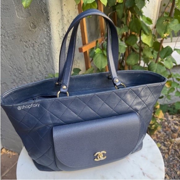 Chanel Calfskin & Caviar Daily Round Tote - Picture 2 of 15